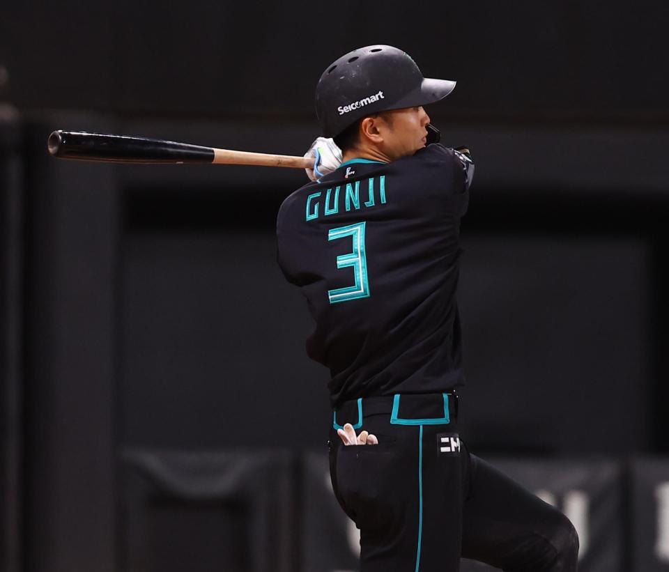 ６回、適時二塁打を放つ郡司（撮影・中島達哉）