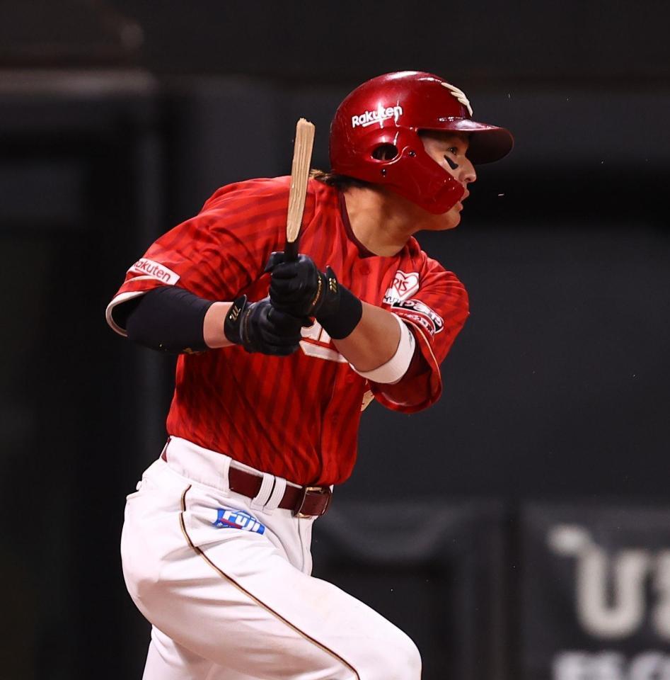 ６回、バットを折りながら勝ち越し適時打を放つ黒川（撮影・中島達哉）