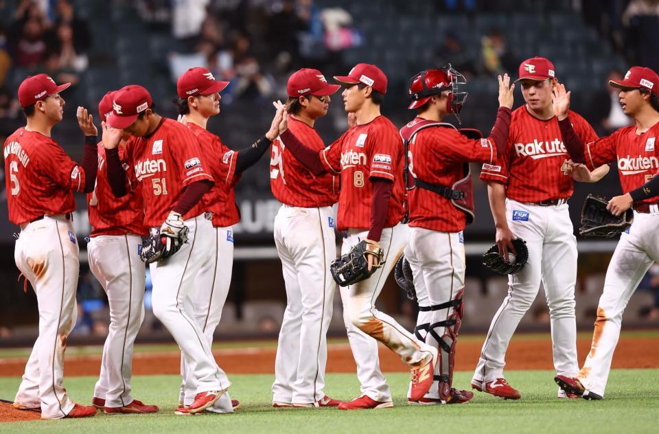 日本ハムに勝利をあげ、タッチを交わす楽天ナイン（撮影・中島達哉）