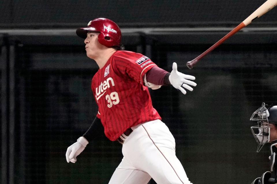４回、伊藤裕が中前に先制打を放つ