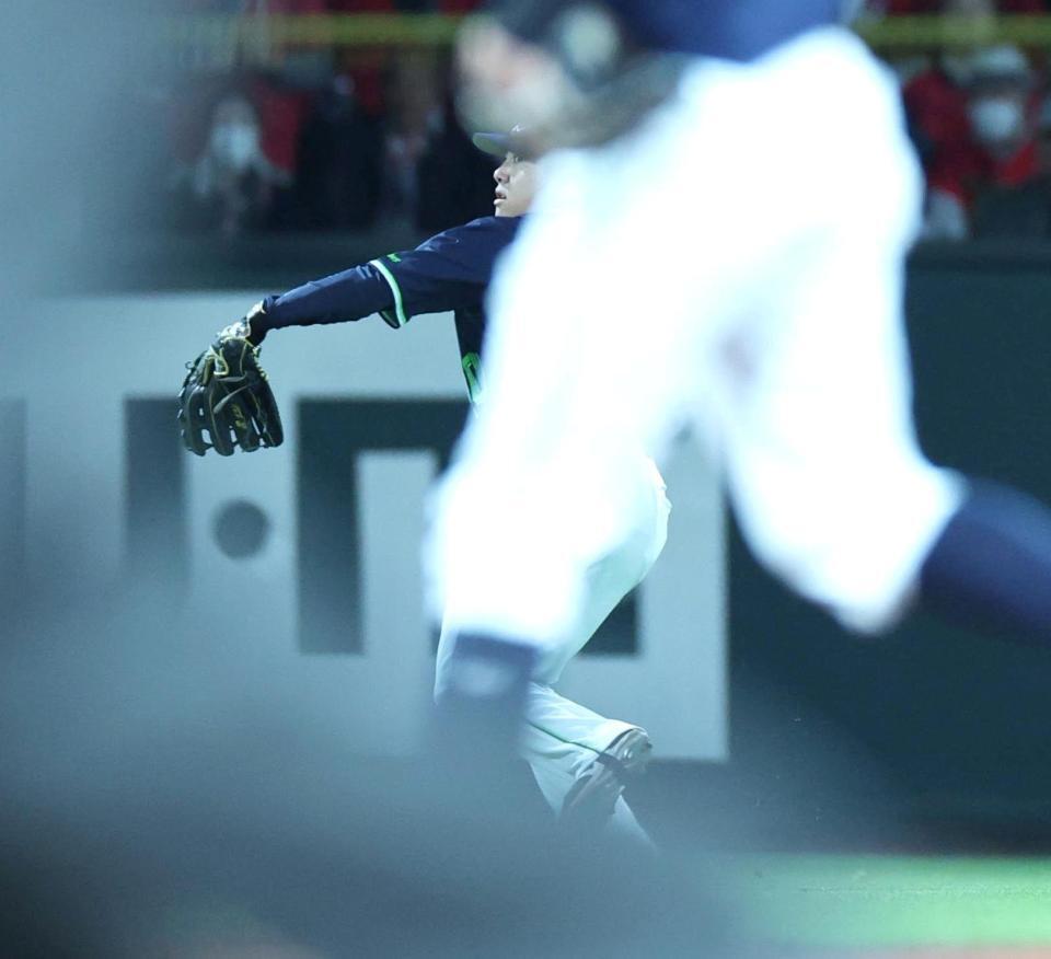 ５回、小園の安打を処理し、本塁へ送球して二走・菊池をタッチアウトにする赤羽（撮影・北村雅宏）