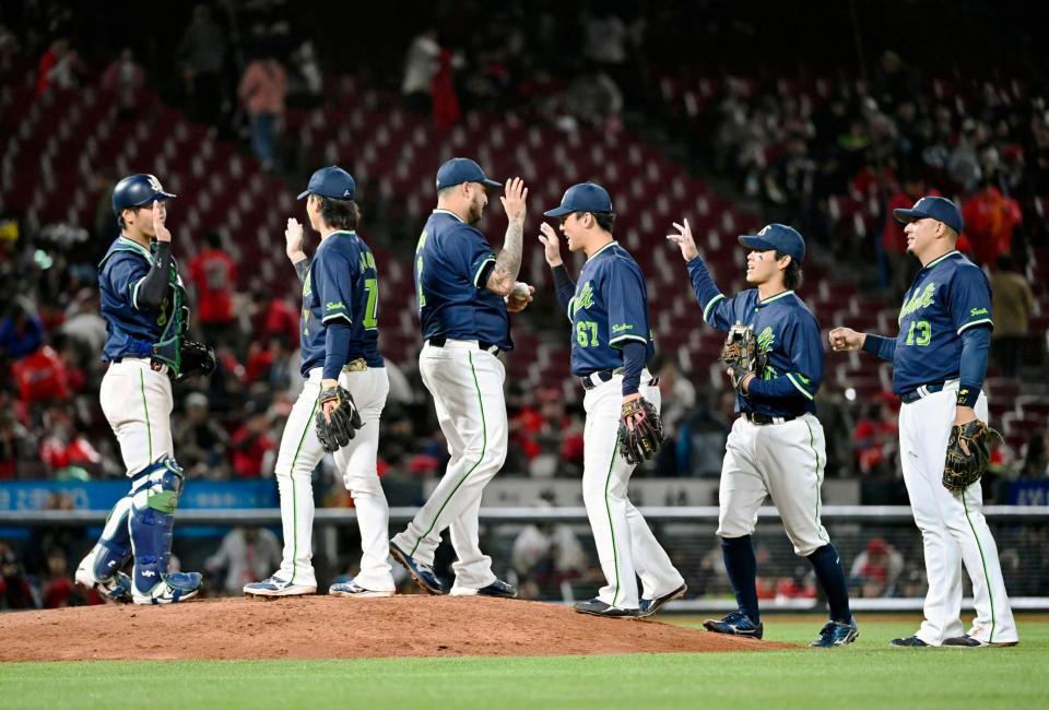 広島に勝利し、タッチを交わすヤクルトナイン