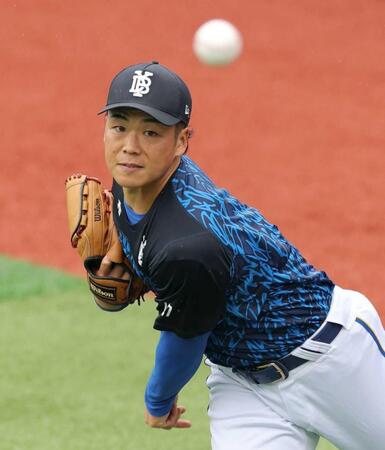 　外野でキャッチボールする片山