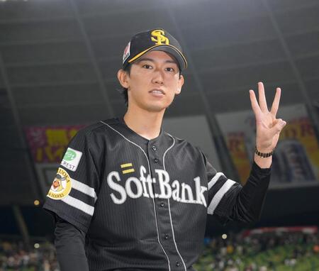 　３勝目を挙げ、ヒーローインタビューでポーズをとるソフトバンク・大津＝ベルーナドーム