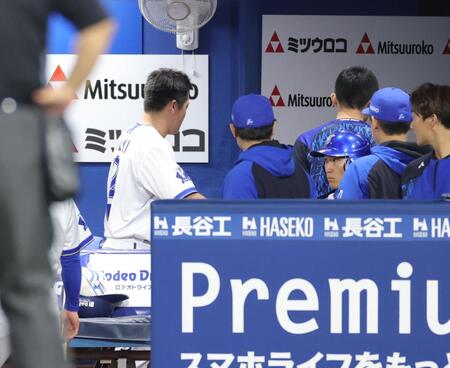 ３回、負傷し、ベンチ裏へ治療に向かう牧（左）＝（撮影・西岡正）