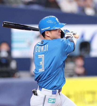 １回、中前へ先制適時打を放つ郡司（撮影・立川洋一郎）