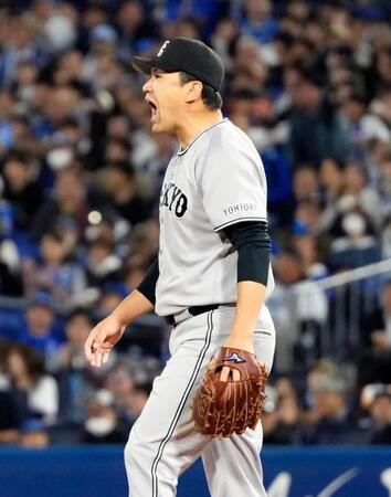 ５回、味方の好守備に雄たけびを上げる田中将。７回途中無失点と好投した