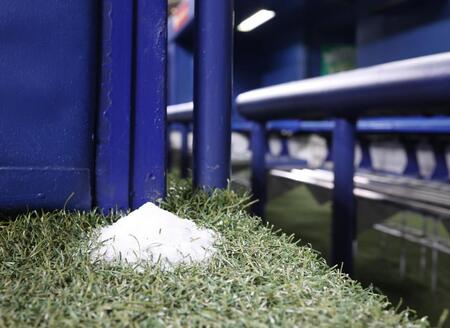 ベンチ前に盛られた清めの塩