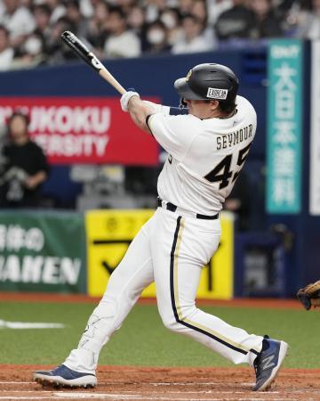 　７回オリックス２死二塁、シーモアが右越えに２ランを放つ＝京セラドーム