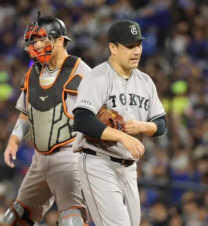 ７回途中に降板する田中将（右）