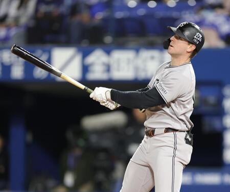 ４回、左越えに先制ソロを放つキャベッジ（撮影・西岡正）