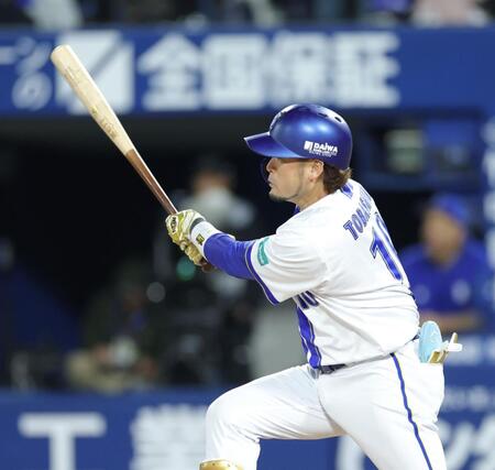 １１回、サヨナラ打を放つ戸柱（左）＝撮影・西岡正