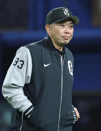 ９回を終え、選手交代を告げた阿部監督