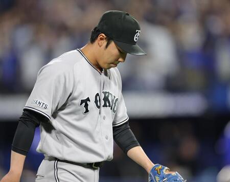 サヨナラ負けで肩を落として引き揚げる赤星（撮影・西岡正）