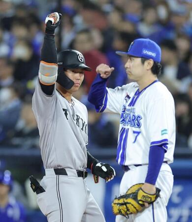 ５回、中前打を放ち、ベンチへ向かってガッツポーズの皆川（撮影・西岡正）