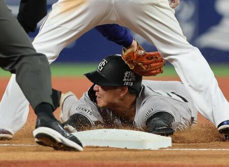 ５回、浦田の右前打で一走皆川が三塁を狙うがタッチアウト