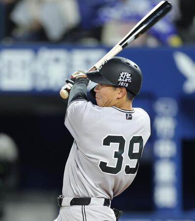 ５回、中前打を放つ皆川（撮影・西岡正）