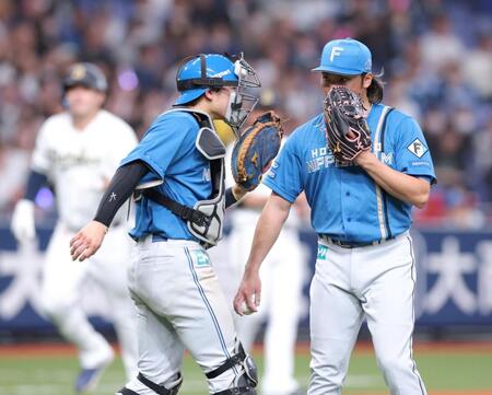 ７回、シーモアに勝ち越し２ランを浴び、駆け寄ってきた捕手・田宮（中央）と言葉を交わす伊藤（撮影・立川洋一郎）