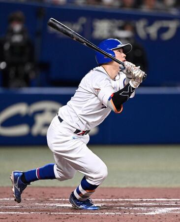 ９回、村松が右越えにサヨナラ３ランを放つ