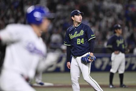 　９回、村松（手前）にサヨナラ３ランを浴びた星