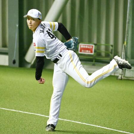 　キャッチボールで調整するソフトバンク・前田悠