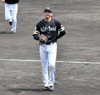 ベンチへと戻る東浜(撮影・畠山賢大）