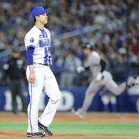 ４回、キャベッジ（右）に先制ソロを浴びた平良（撮影・西岡正）