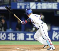 ３回、三塁への内野安打を放ち、一塁へ走る牧（撮影・西岡正）