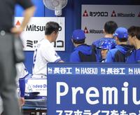 ３回、負傷し、ベンチ裏へ治療に向かう牧（左）＝（撮影・西岡正）