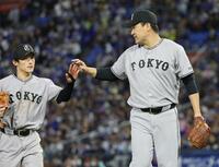 ６回を終え、浦田（左）とタッチを交わす田中将