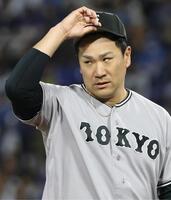 ２回を終え、ベンチに戻る田中将