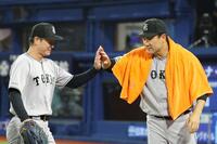 ７回、好リリーフの中川（左）とタッチを交わす田中将（撮影・西岡正）