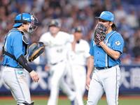 ７回、シーモアに勝ち越し２ランを浴び、駆け寄ってきた捕手・田宮（左）と言葉を交わす伊藤（撮影・立川洋一郎）