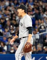 ５回、味方の好守備に雄たけびを上げる田中将。７回途中無失点と好投した