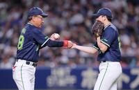 ８回、イニング途中で登板する木沢（右）にボールを手渡す池山監督