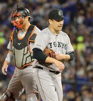 ７回途中に降板する田中将（右）