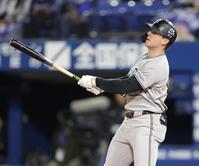 ４回、左越えに先制ソロを放つキャベッジ（撮影・西岡正）