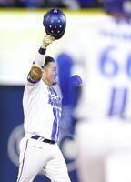 １１回、サヨナラ打を放ち、喜ぶ戸柱（撮影・西岡正）