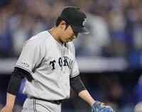 サヨナラ負けで肩を落として引き揚げる赤星（撮影・西岡正）