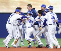 １１回、サヨナラ打を放ち、ナインに祝福される戸柱（左から２人目）＝撮影・西岡正