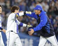 サヨナラ打を放った戸柱（左）を祝福する相川監督（撮影・西岡正）