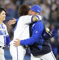 ６連勝で戸柱（左）を抱きしめる相川監督（撮影・西岡正）