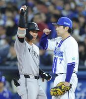 ５回、中前打を放ち、ベンチへ向かってガッツポーズの皆川（撮影・西岡正）