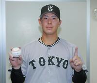 プロ初安打を放ち、ボールを手にポーズをとる皆川