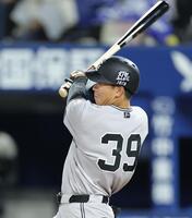 ５回、中前打を放つ皆川（撮影・西岡正）