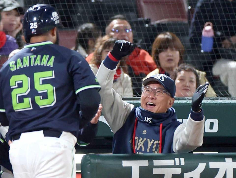 　５回、先制２ランを放ったサンタナ（２５）を迎える池山監督（撮影・北村雅宏）