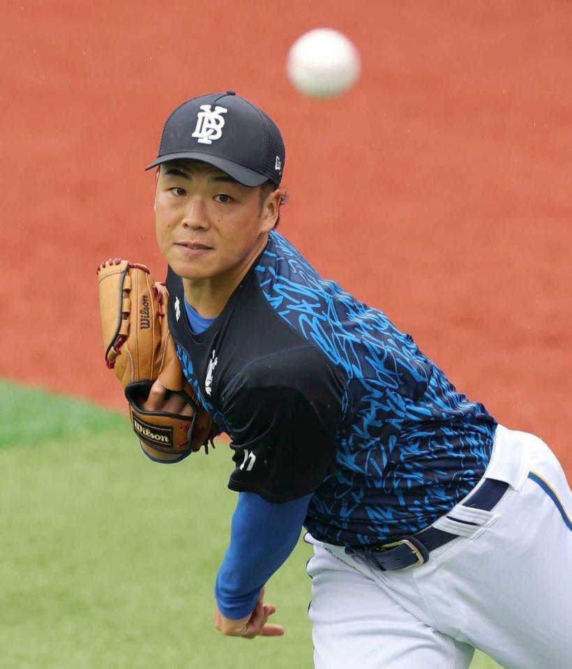 　外野でキャッチボールする片山