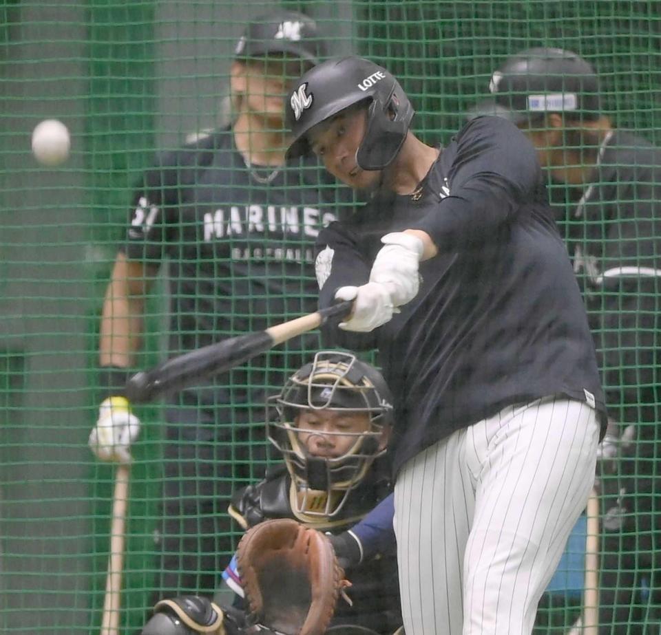 　室内でフリー打撃を行う井上（撮影・開出牧）
