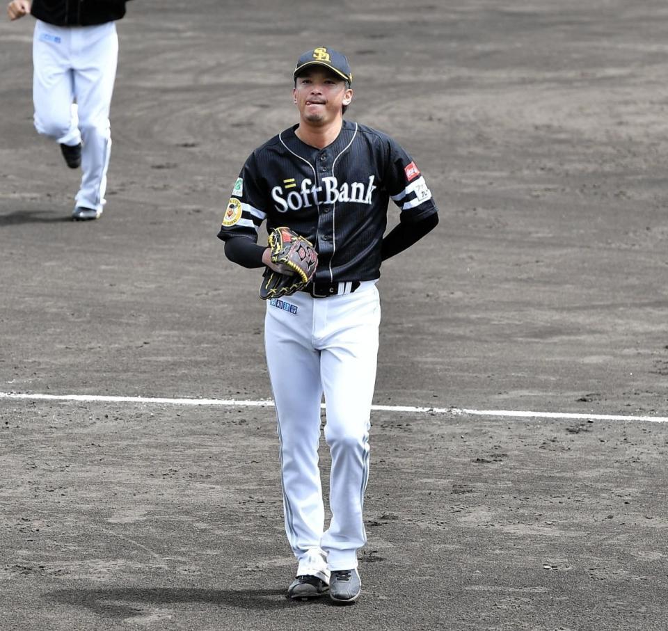 ベンチへと戻る東浜(撮影・畠山賢大）