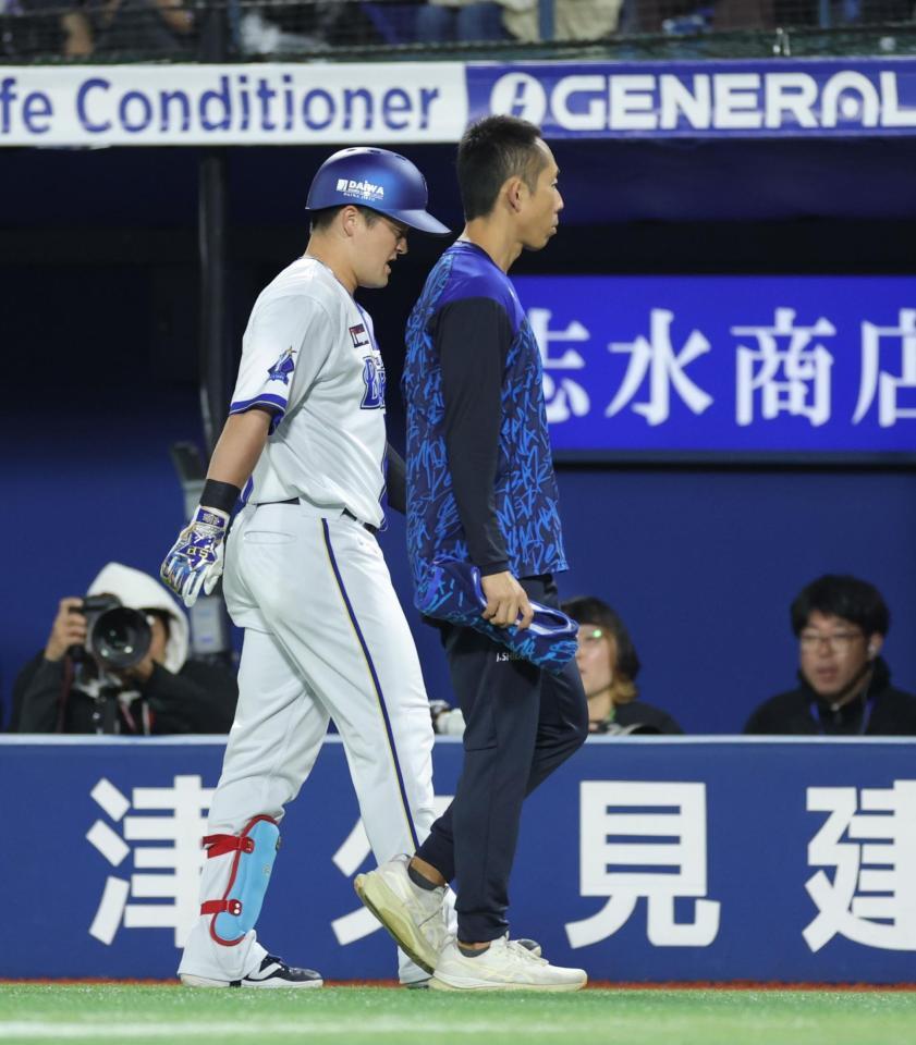 ３回、治療に向かうため、ベンチへ戻る牧（撮影・西岡正）